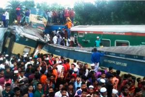 Столкновение двух поездов в Бангладеш