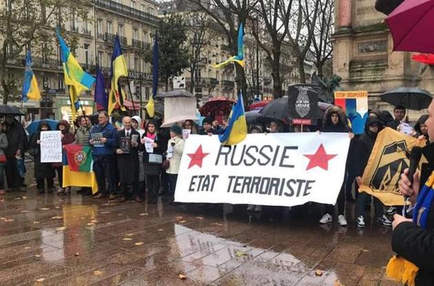 Один день до саммита: в Париже состоялась акция в поддержку Украины
