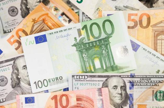 Официальная гривня подорожала по отношению к доллару, но подешевела к евро
