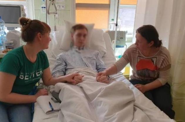 Молода людина знаходиться в дуже важкому стані