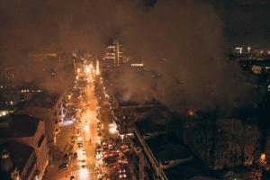 У центрі Києва масштабна пожежа на даху: евакуювали 40 мешканців