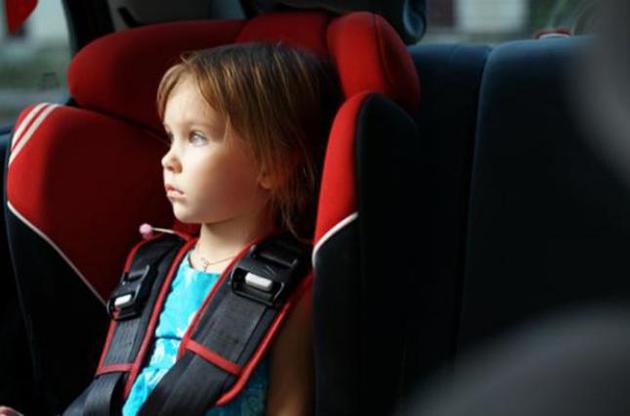Дітей в автомобілях не можна перевозити без автокрісла — закон підписано