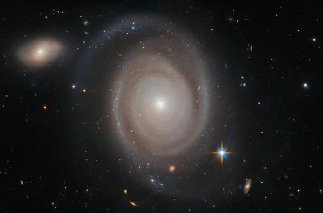 "Хаббл" получил снимок спиральной галактики из созвездия Золотой Рыбы