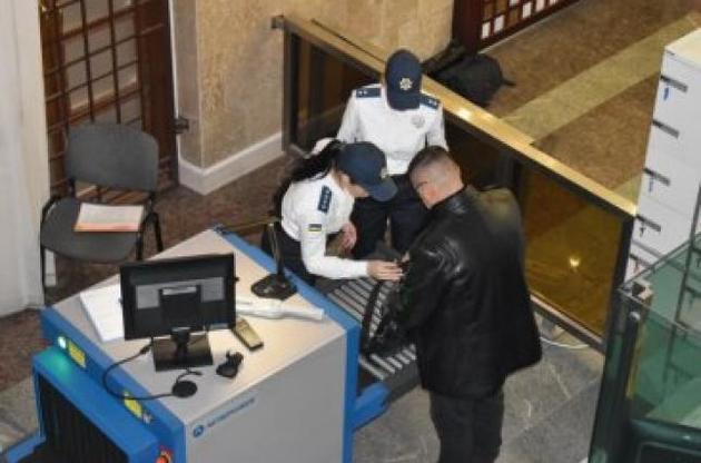 Охороняти приміщення суду будуть постійно