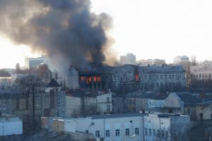 В Одессе горит шестиэтажное здание, в котором размещаются институт и колледж