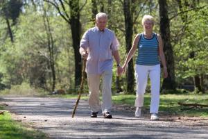 Вчені пов'язали повільну ходьбу зі старінням мозку