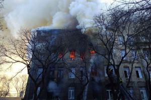 Масштабна пожежа в Одесі: постраждали 12 осіб, з них четверо пожежників