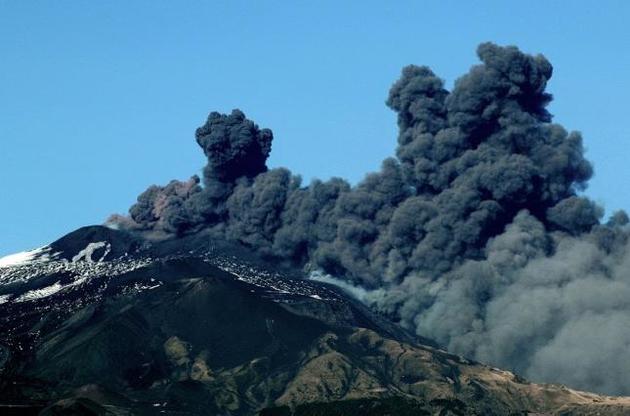 Из-за извержения вулкана над Сицилией закрыли авиапространство
