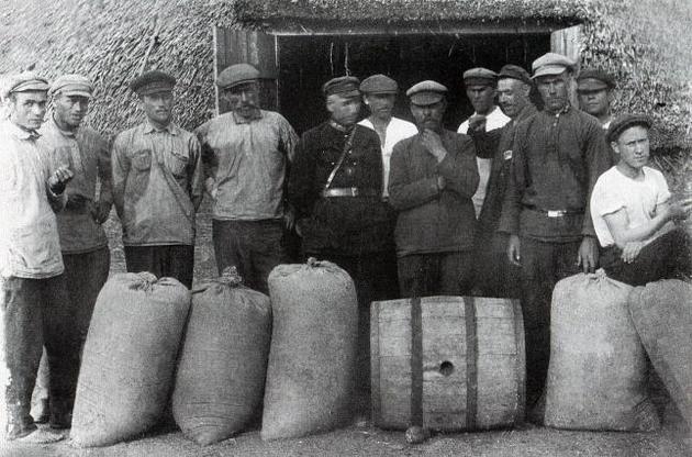 Здавання зерна за продподатком у с. Удачне на Донеччині. 1922 р.