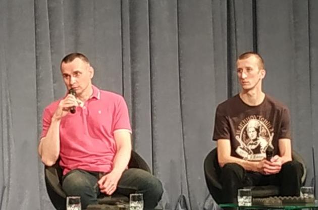 Серед тих, хто отримав житло, є Сенцов і Кольченко