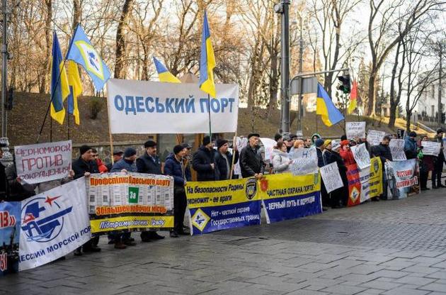 Портовики митинговали под Кабмином против и.о. главы АМПУ Райвиса Вецкаганса