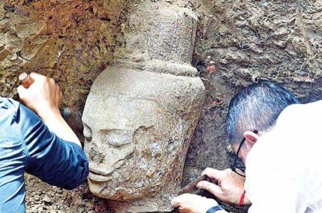 Археологи обнаружили в Камбодже голову статуи "совершенного человека"