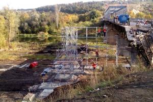 Українські фахівці почали монтаж тимчасового мосту в Станиці Луганській