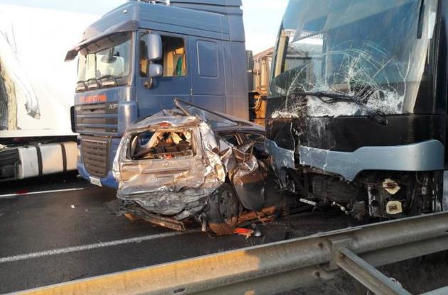 В Черкасской области из-за гололеда столкнулись 10 авто и пассажирский автобус