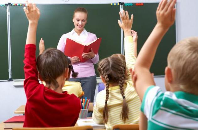 У Кабміні анонсували підвищення вчительських зарплат і одноразову допомогу молодим педагогам
