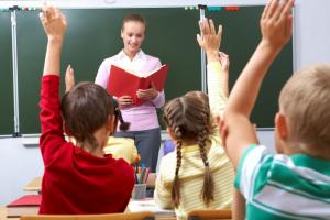 В Кабмине анонсировали повышение учительских зарплат и одноразовую помощь молодым педагогам