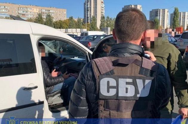 Злоумышленника задержали возле одного из торговых центров Черкасс при получении всей суммы взятки