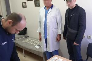 У Києві затримали на хабарі лікаря з онкодиспансеру