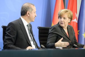 Меркель призвала Эрдогана немедленно прекратить операцию против сирийских курдов