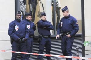 В полицейский участок в Париже проник преступник с ножом и ранил троих сотрудников