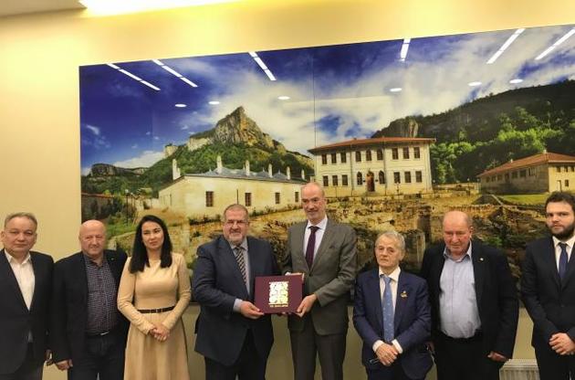 С послом встретились лидер крымскотатарского народа Мустафа Джемилев и члены Меджлиса Ильми Умеров, Риза Шевкиев, Ескендер Бариев и Гайана Юксель