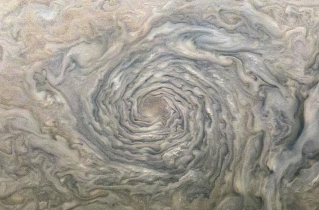 "Юнона" передала на Землю впечатляющий снимок урагана на Юпитере