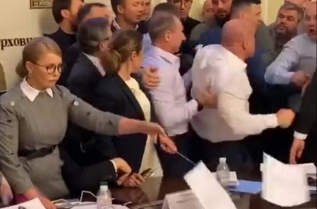 Пока Кива бросался на "слуг народа", Тимошенко разбрасывала бумаги со стола главы комитета