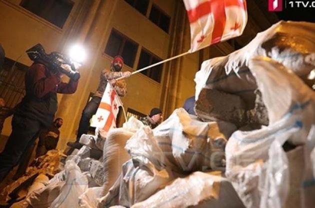 Протесты в Тбилиси: у стен парламента возводят баррикады