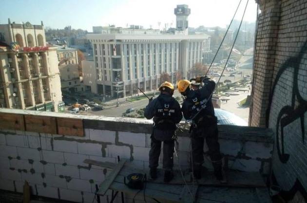В Киеве демонтировали незаконную надстройку на здании на Майдане Незалежности