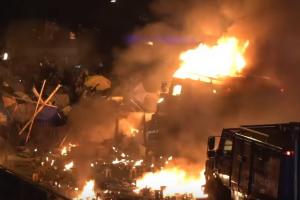 Учасники протестів у Гонконзі підпалили барикади і спалили поліцейський броньовик