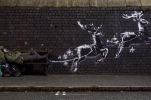 В Великобритании появилось новое рождественское граффити Бэнкси