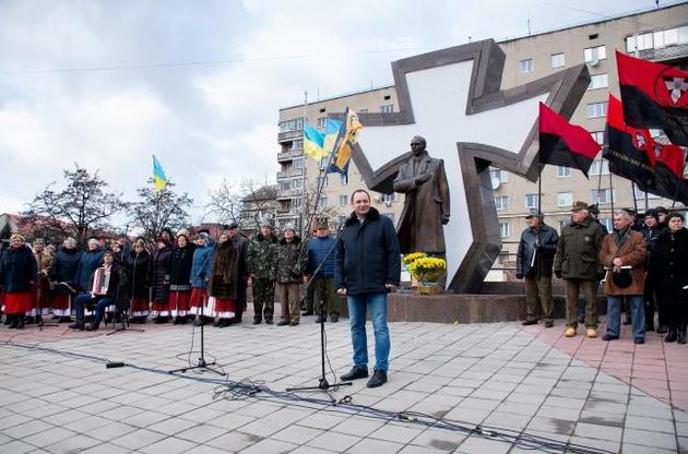 Влада Івано-Франківська планує встановити на кордоні з РФ пам'ятник Бандері
