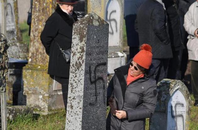 У Франції знову осквернили понад сто єврейських могил