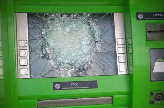 Всі рахунки вкладників в АРК і Севастополі в результаті були заблоковані