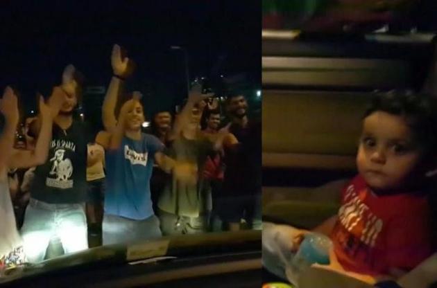 Мітингувальники заспівали Baby Shark хлопчику, який злякався