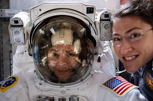 "Космическую прогулку" впервые совершили две женщины