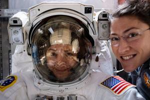 "Космічну прогулянку" вперше здійснили дві жінки