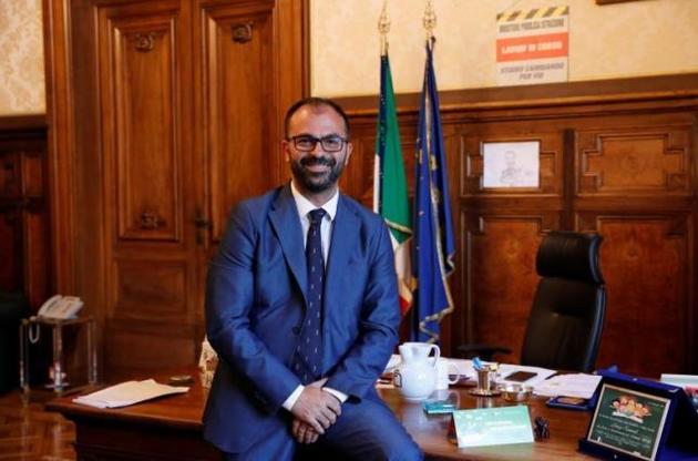 Министр образования Италии ушел в отставку из-за сокращения расходов на образование