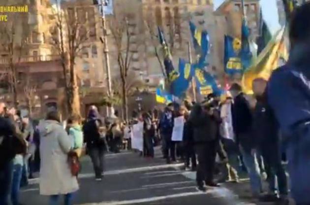 В Киеве участники протестов под Радой перекрыли движение на Крещатике