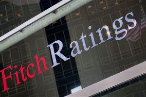 Fitch улучшило рейтинг жизнеспособности "Приватбанка" с "B-" до "B"