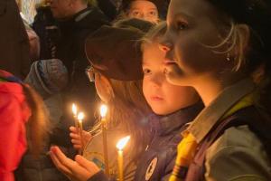 Пластуны привезли Вифлеемский огонь мира украинским бойцам в Донбассе