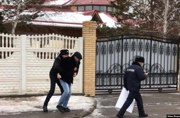 Казахстанський художник вийшов до посольства України вибачитися за слова Токаєва про Крим