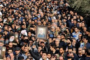 На улицы Тегерана вышли сотни тысяч иранцев в связи с похоронами Сулеймани