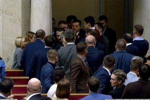 В Раде подрались депутаты "Слуги народа" из-за нецензурной переписки в чате