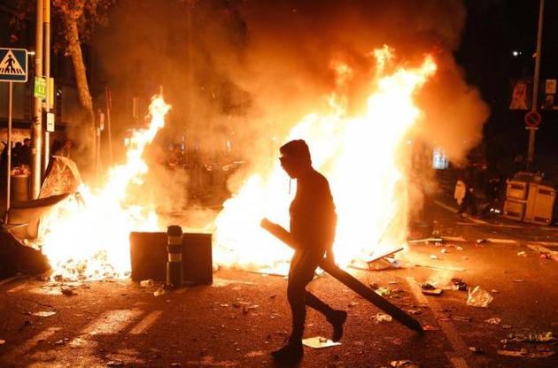 Протести на підтримку сепарації Каталонії відбулися біля футбольної арени