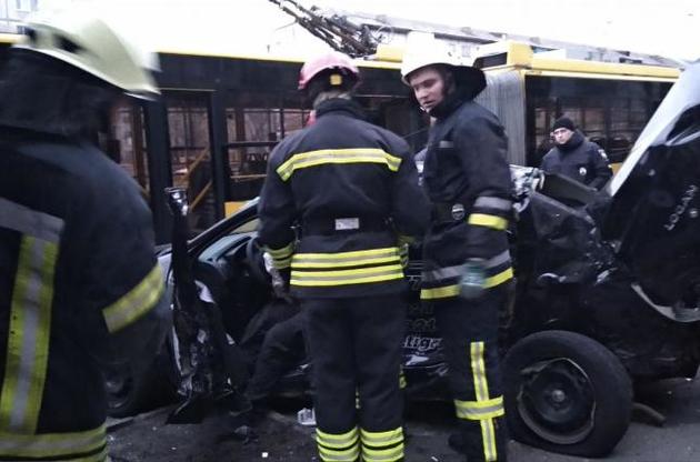 В Киеве автомобиль въехал в остановку, есть погибший и травмированные