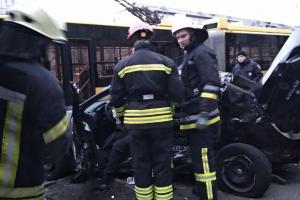 В Киеве автомобиль въехал в остановку, есть погибший и травмированные