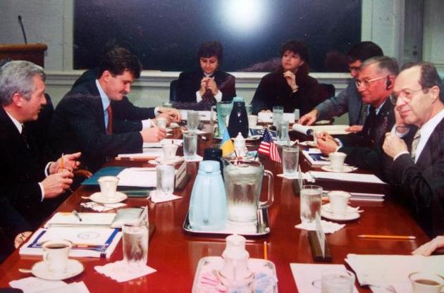 Украинская делегация во время проведения переговоров с делегацией Пентагона. (слева направо) Министр оборони Украины Валерий Шмаров, начальник управления разоружения МИД Анатолий Щерба, переводчицы Марта Перейма та Марта Зелик, зам. министра оборони США Э