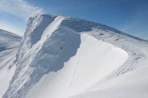 В итальянских Альпах на лыжном курорте под лавиной погибли женщина и двое детей