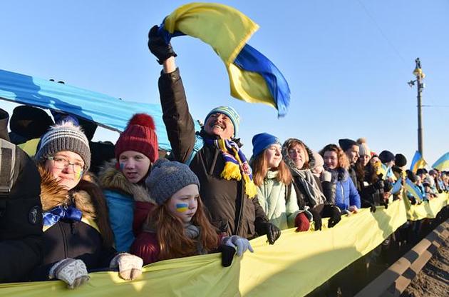 День Соборності України: в Києві живим ланцюгом з'єднали береги Дніпра